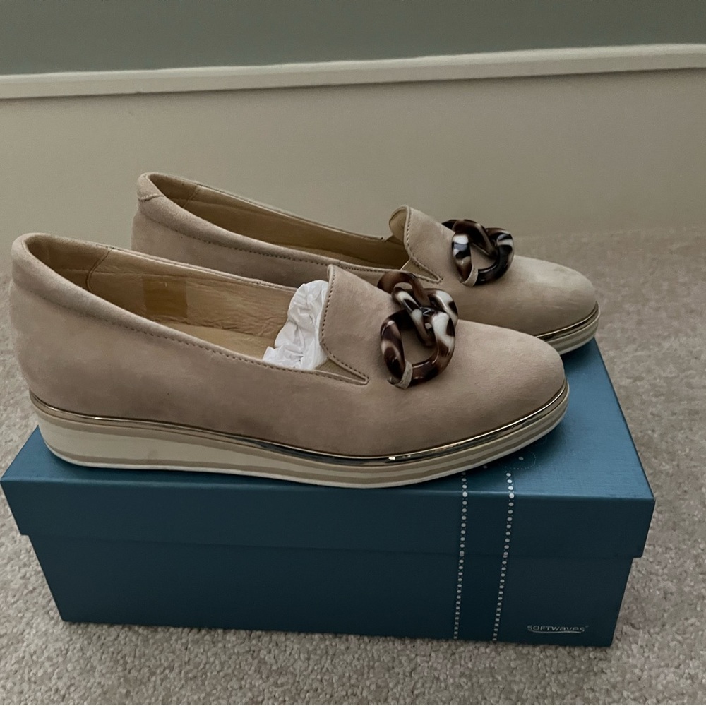 Beautiful On Trend Tan Loafers. NEW IN BOX!